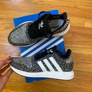 Adidas Swift Run youth 7 (women’s 8.5)